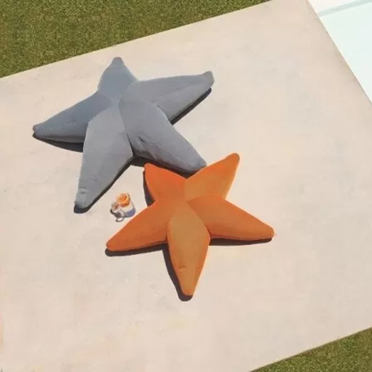 starfish kussens grijs oranje langs het zwembad bovenaanzicht