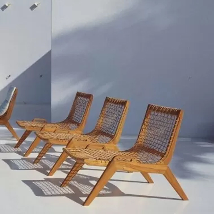 synthesis lounge 2021 nr3 bruine stoelen in witte omgeving